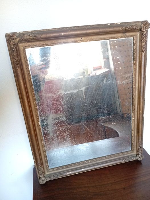 Espelho antigo em gesso pintado de dourado dourado