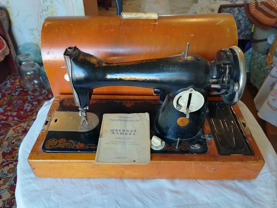 Швейная машина Подольск 1969 г. Машинка электрическая для шитья.