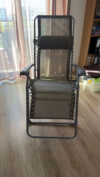 Espreguiçadeira cinzenta com duas posições