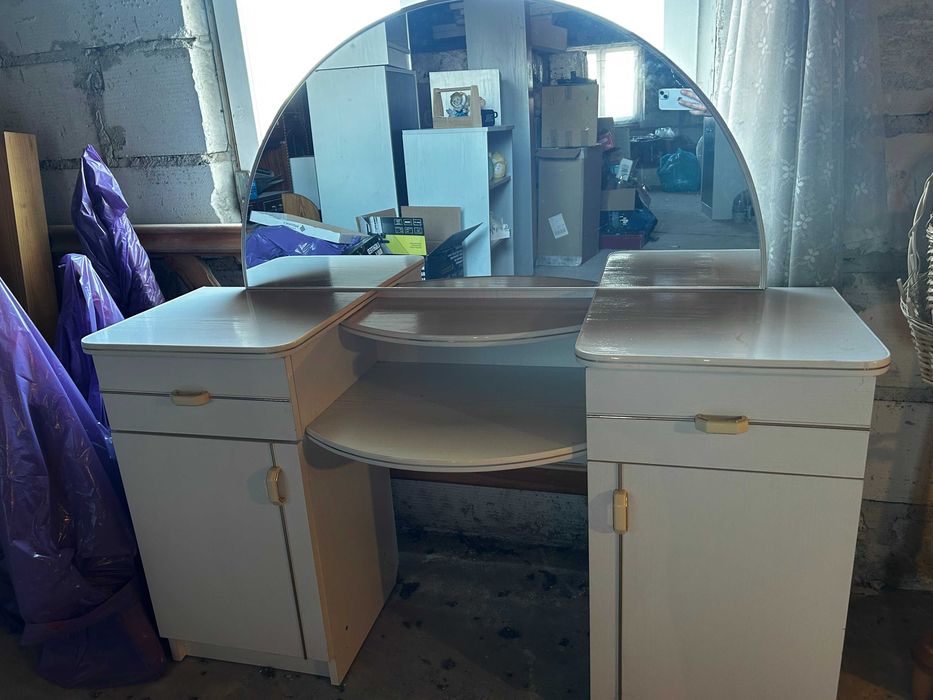 Biała toaletka z lustrem