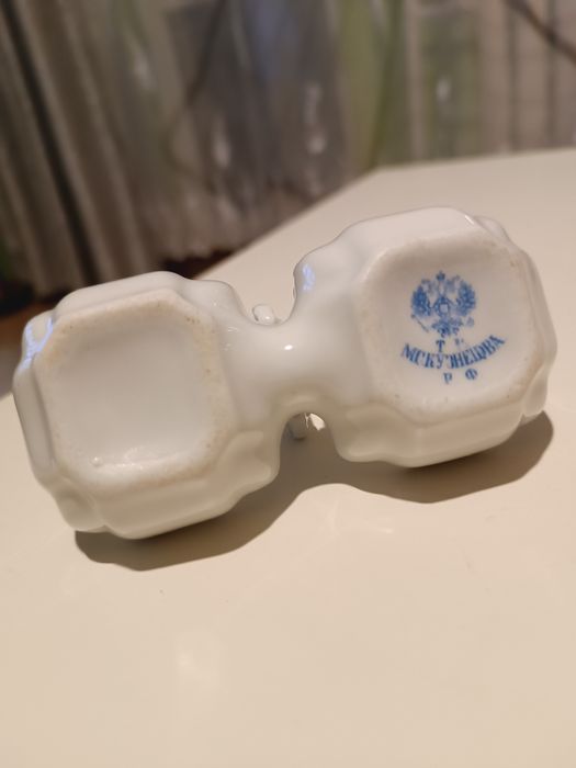 Kuzniecow solniczka porcelanowa