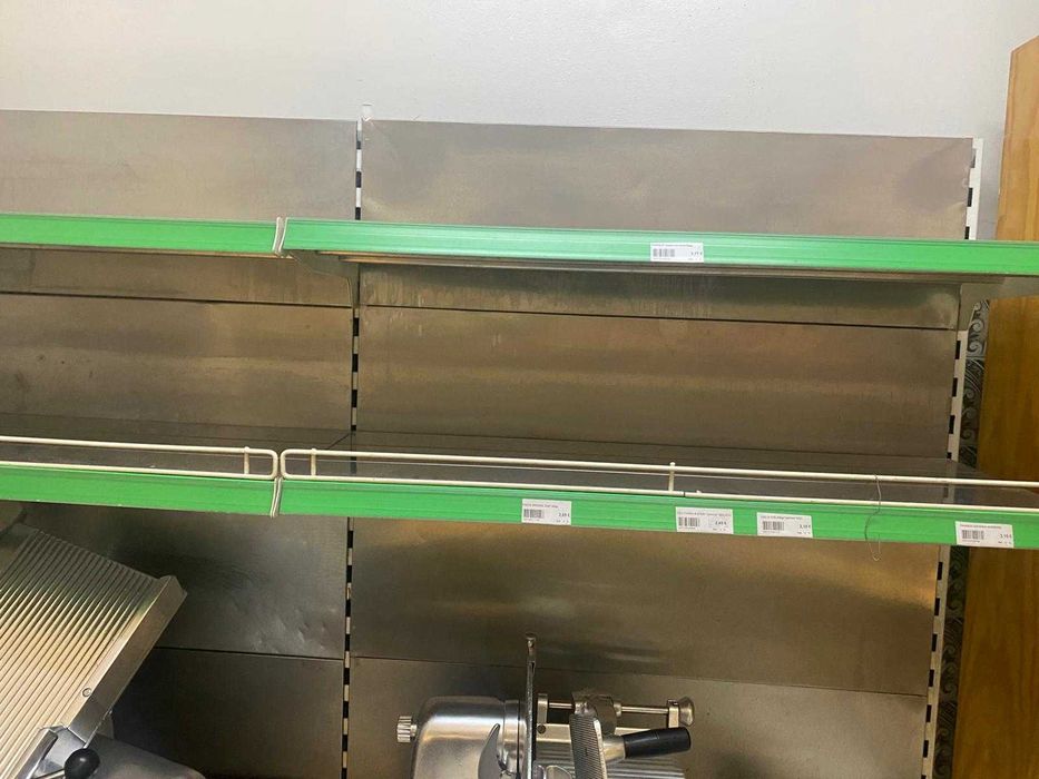 Bancada e prateleiras em Inox com faca de bacalhau