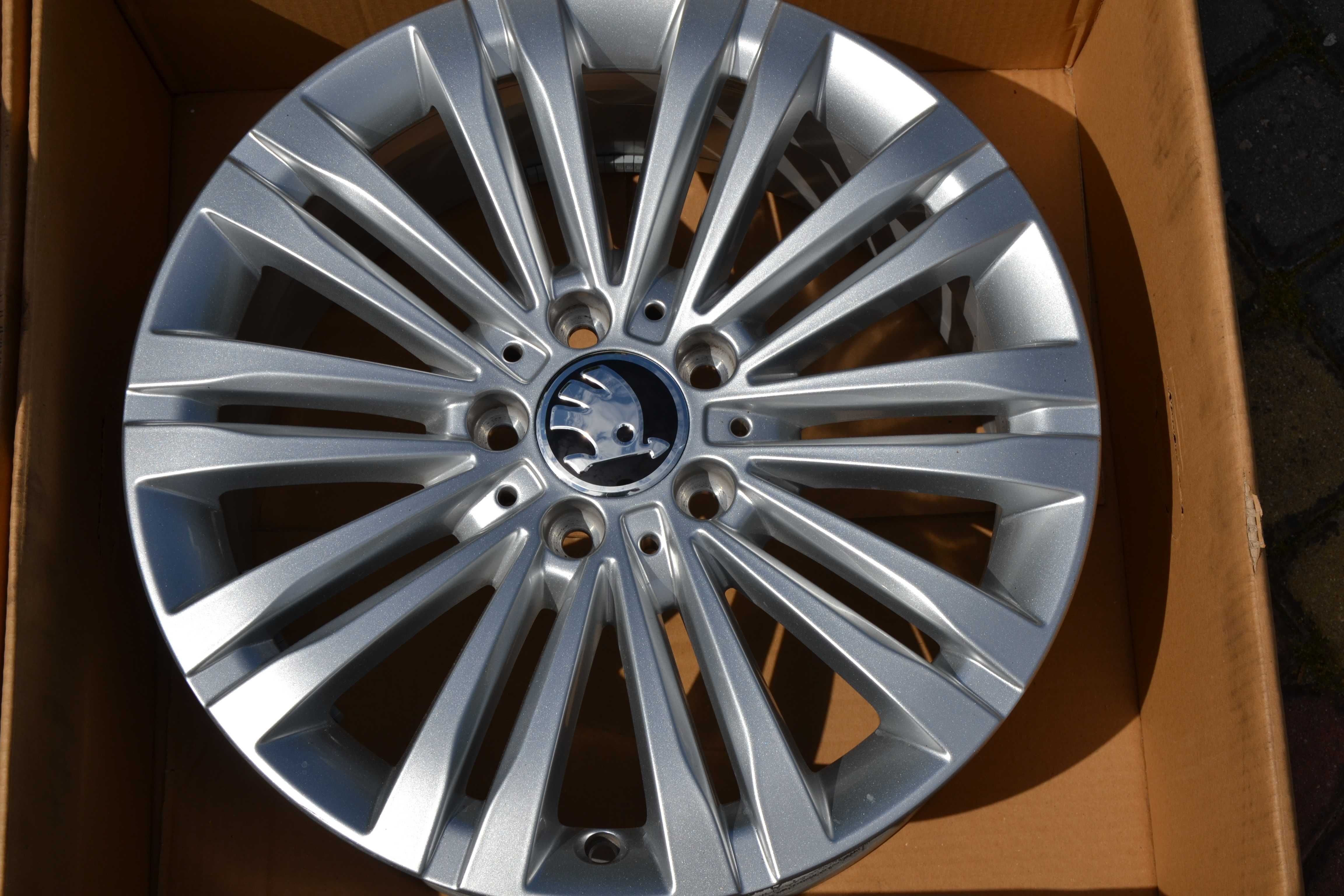 Skoda VW Passat B7 B8 Touran GOLF Felgi 17"Jak Nowe