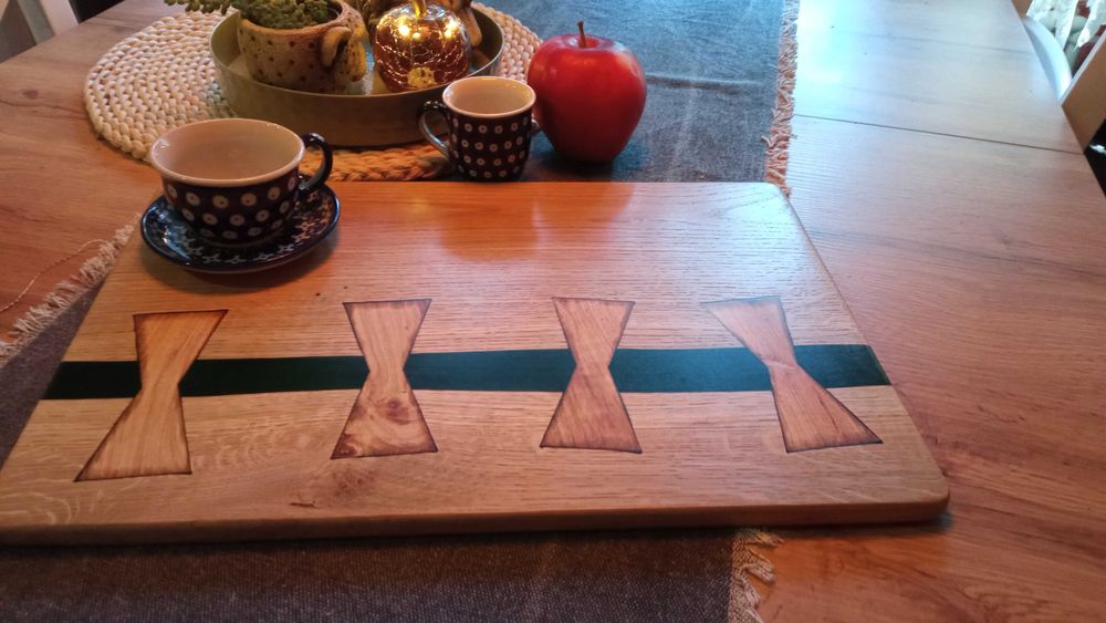 Deska do serwowania potraw z drewna i żywicy