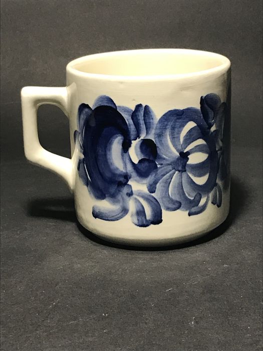 Fajans Włocławek kubek z uchem kobalt