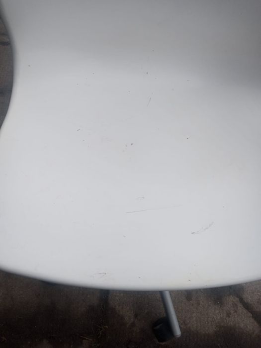 Krzesło plastikowe białe obrotowe