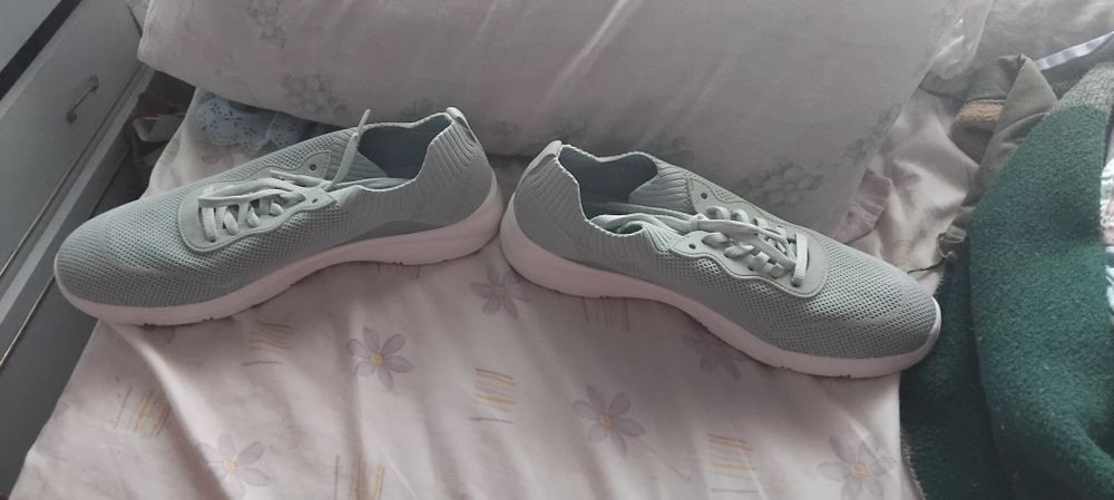 Nr, tenis cinzento novos confortáveis pronto a usar