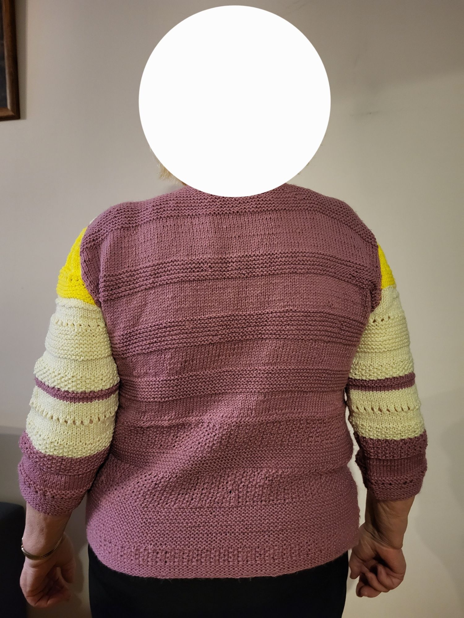 Własnoręcznie robiony wełniany sweter damski