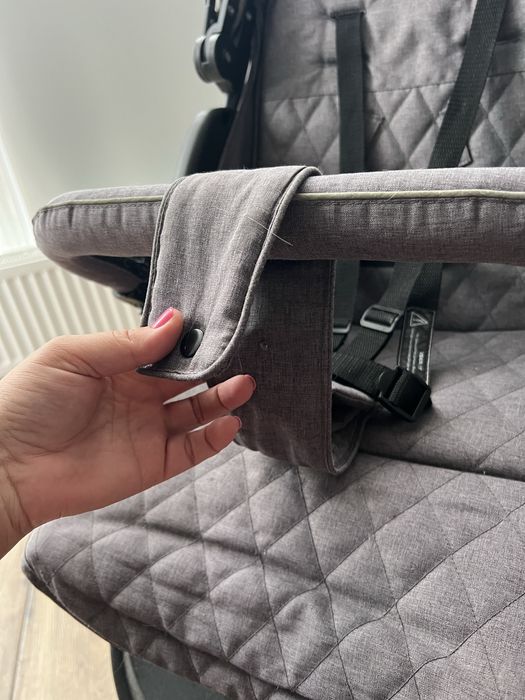 Продам сіру прогулянкову коляску Carello Quattro.