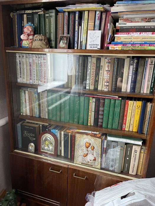 Книжний шкаф в гарному стані