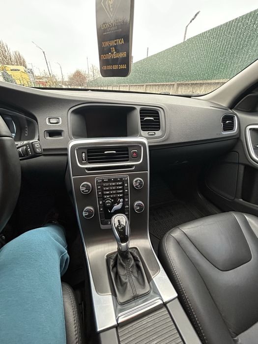 Продам власний Volvo V60 D4 2014
