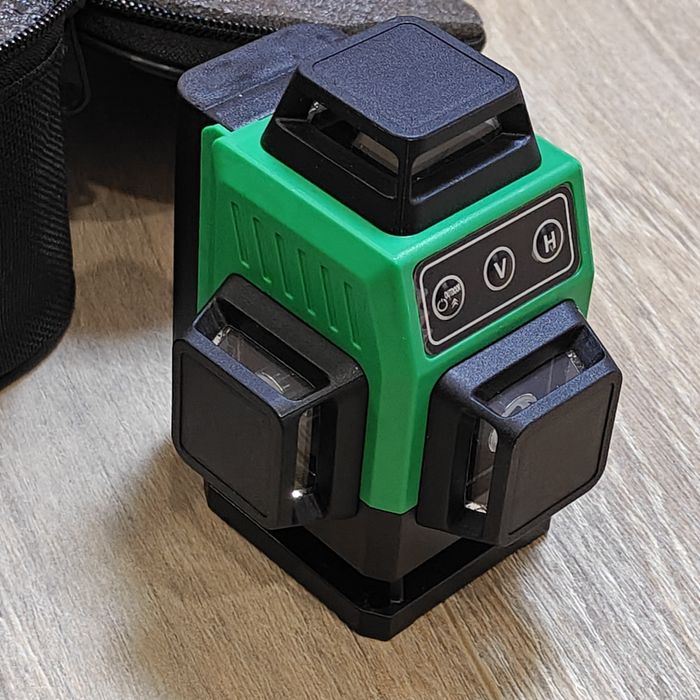 Лазерный уровень Hilda 4D.