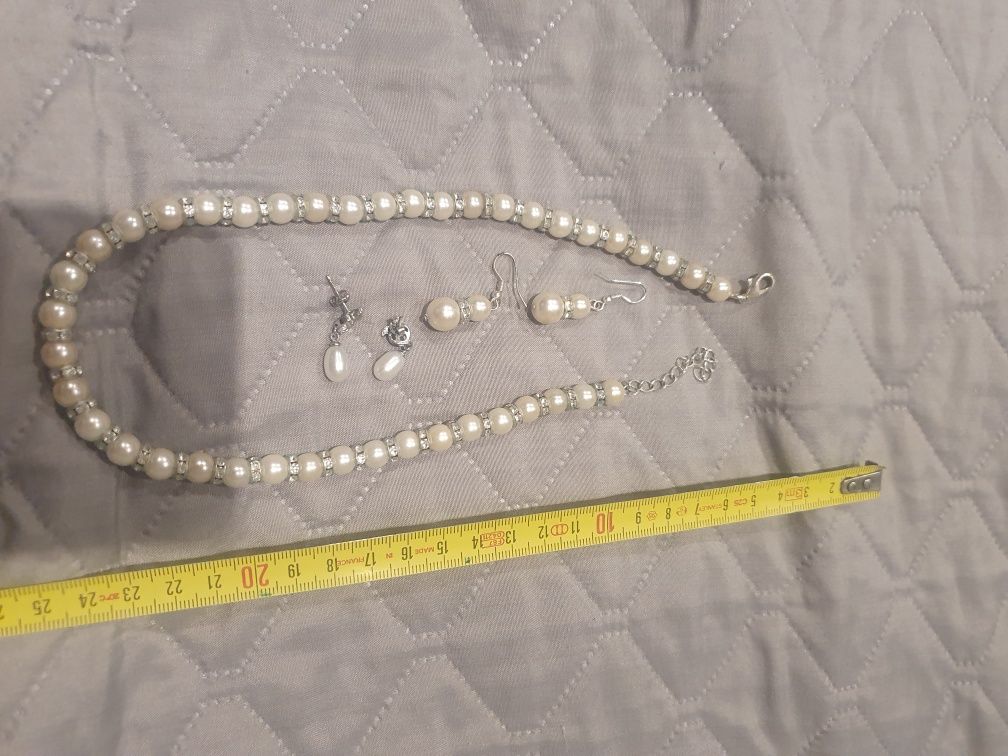 Naszyjnik ze sztucznych perełek z kolczykami