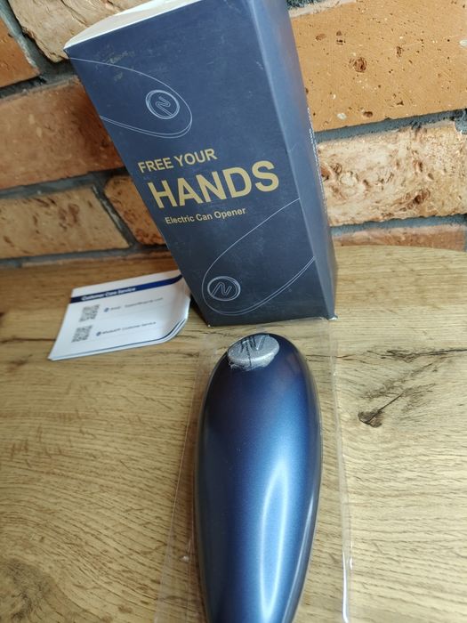 Elektryczny otwieracz do puszek niebieski