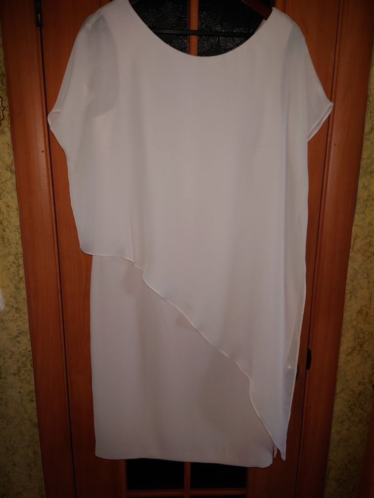 Нарядное нюдовое платье бренда Jacques Vert