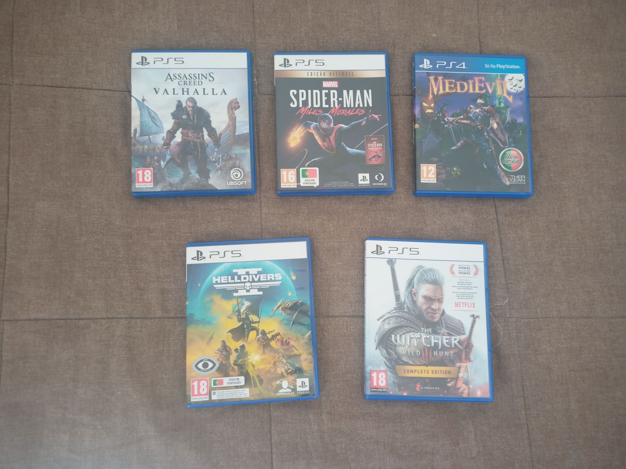 Jogos PS5/PS4 - Helldivers 2, Witcher 3, AC Valhalla, Miles Morales...