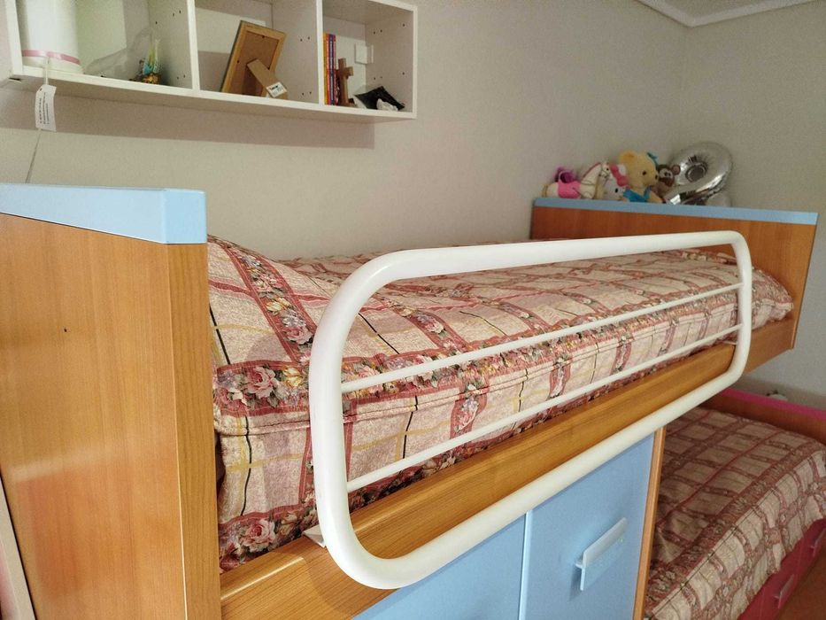 beliche com armário e escadas  e prateleiras.