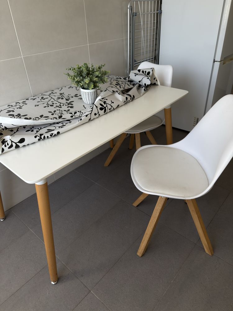 Vendo conjunto mesa e cadeiras