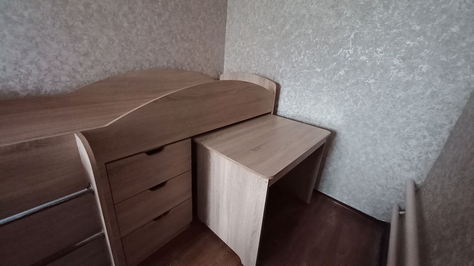 Продам дитяче ліжко-горище з письмовим столом