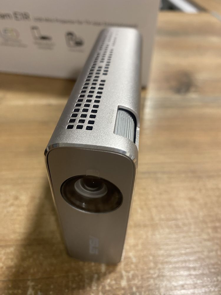 Projektor asus zenBeam E1R