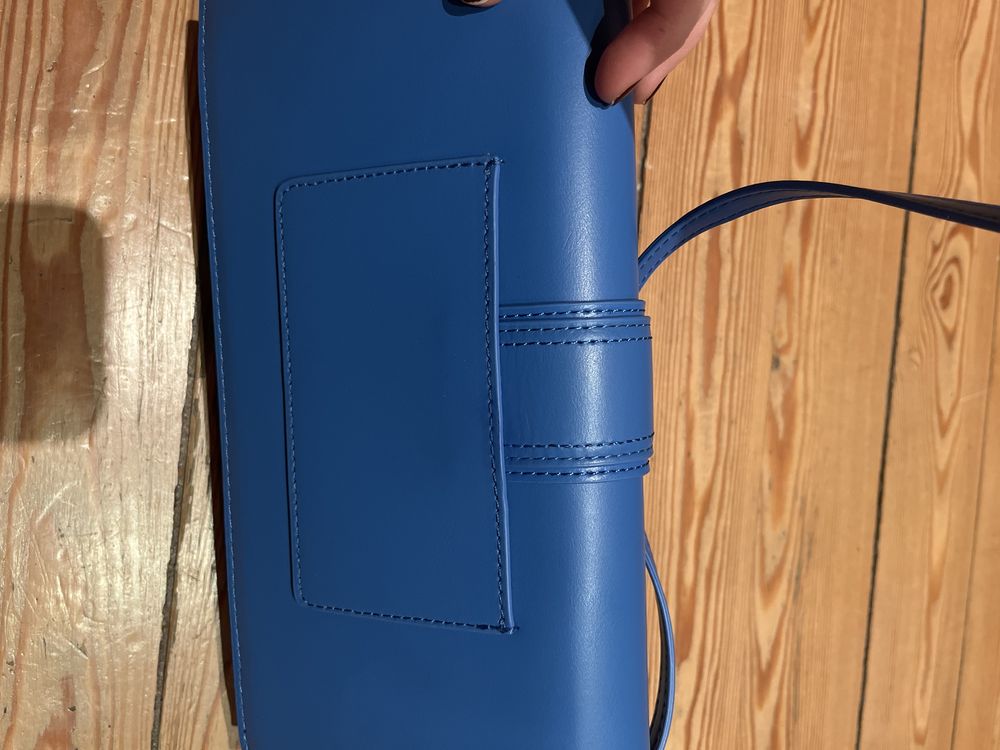 Jacquemus, Le Bambino mala azul