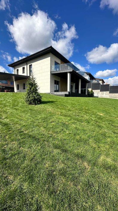 Просторий будинок в Лісниках з панорамним видом — мальовниче місце!