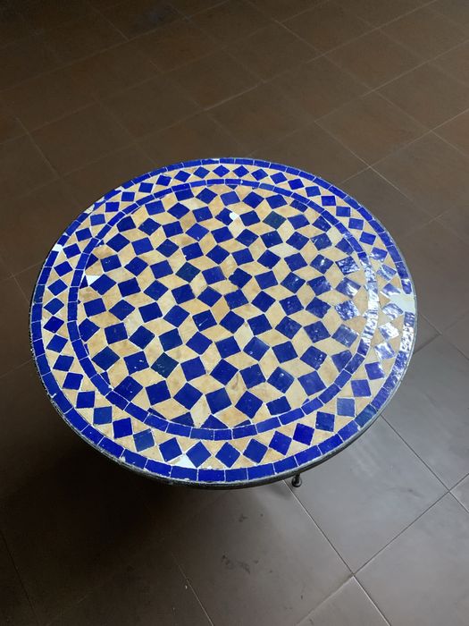 Mesa de com tampo de azulejo