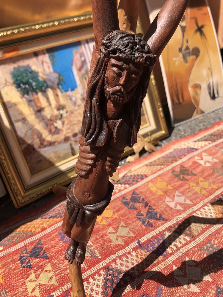 Cristo crucificado em tronco de madeira