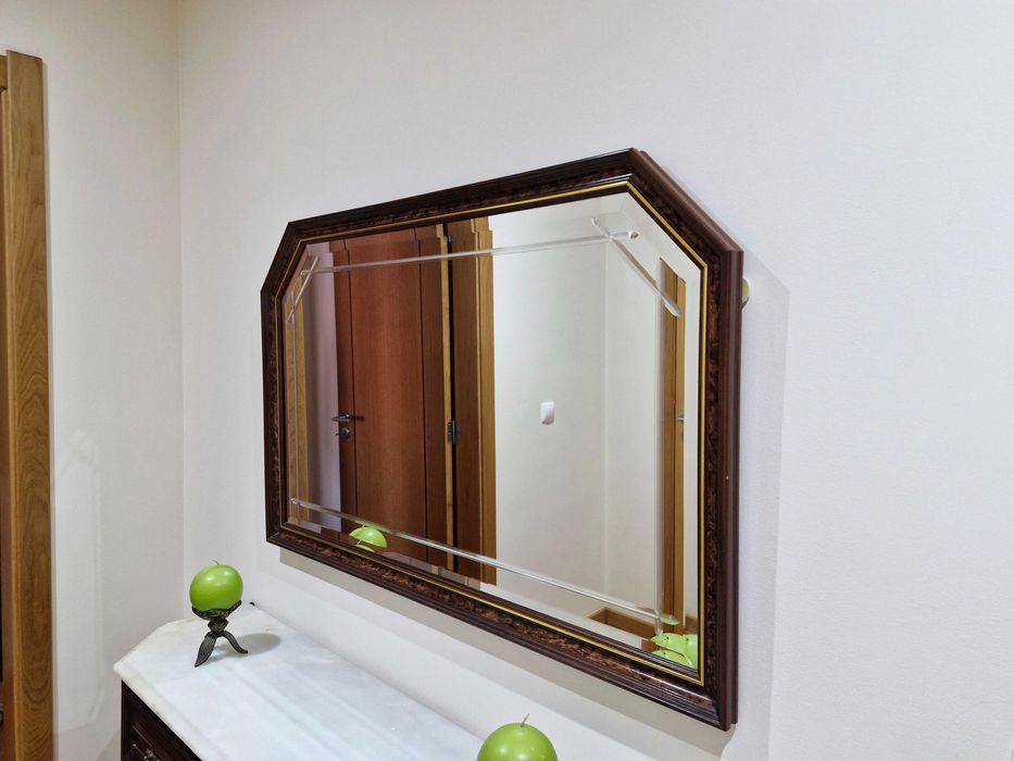 Espelho com moldura em madeira