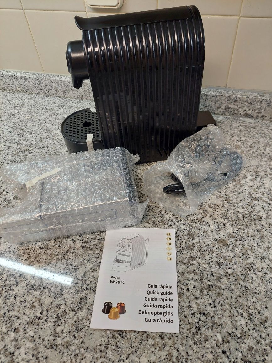 Máquina café pastilhas Nespresso Nova nunca usada