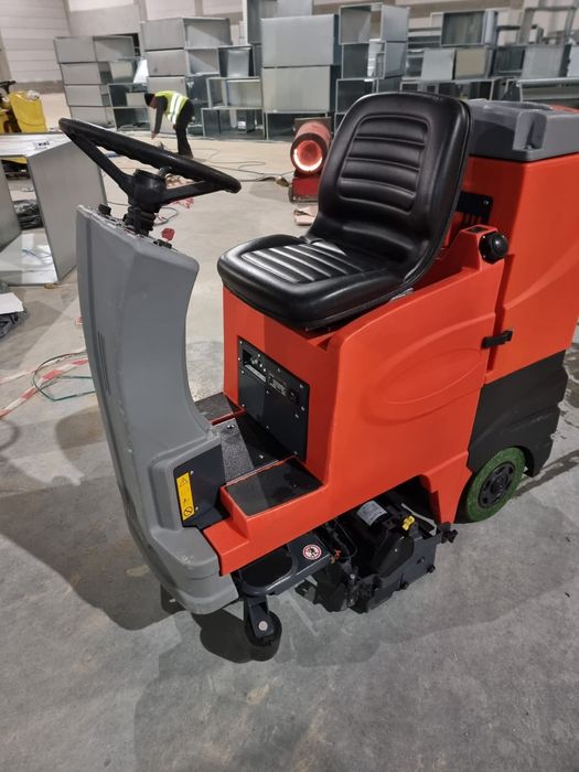 Maszyna czyszcząca samojezdna Habo B100R