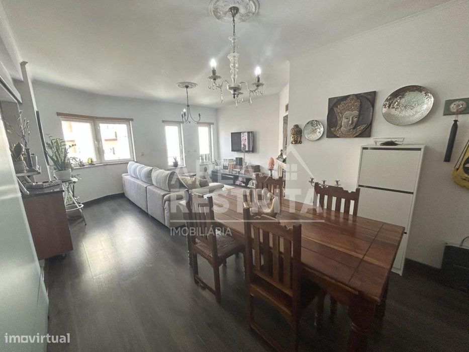 Apartamento T3 Transformado Em T2 Com Arrecadaçao E Parqueamento