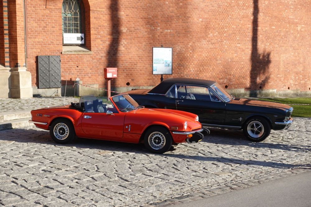 Triumph Spitfire - wynajem zabytkowego auta do ślubu. [Ford Mustang]