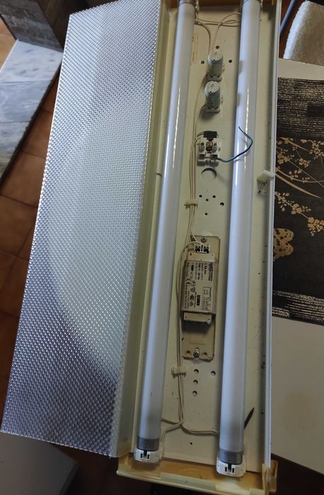 Candeeiro teto  novo
Armaduras com lampadas
vendo 
Para desocup