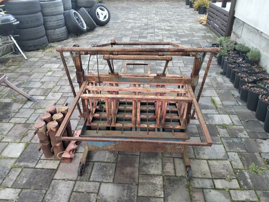 Прес для виготовлення блоків.