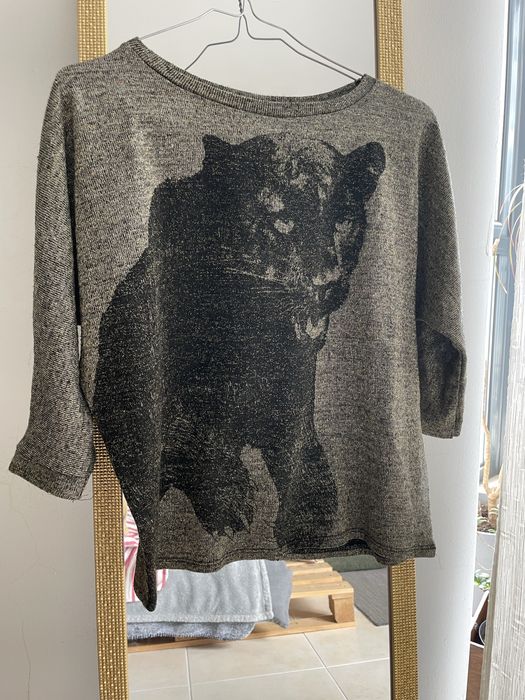 Varias camisolas multicoloridas