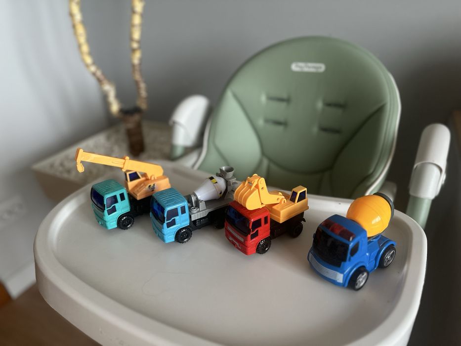 Іграшкові машинки пластикові