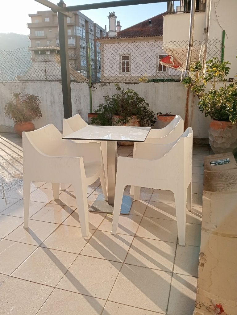 Cadeira e mesa de esplanada