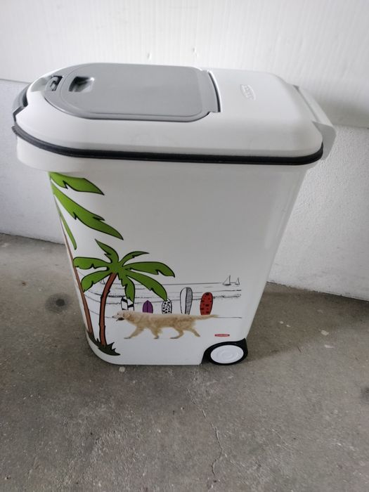 Reservatório para comida de cão