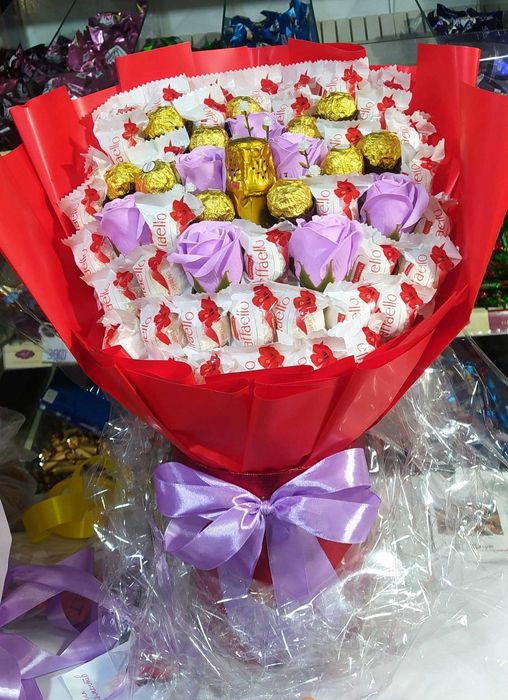 Букети з цукерками, подарункові бокси з цукерками та іграшками