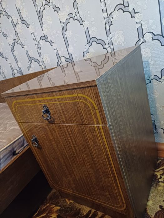 Продам две кровати с матрасами. Две тумбочки