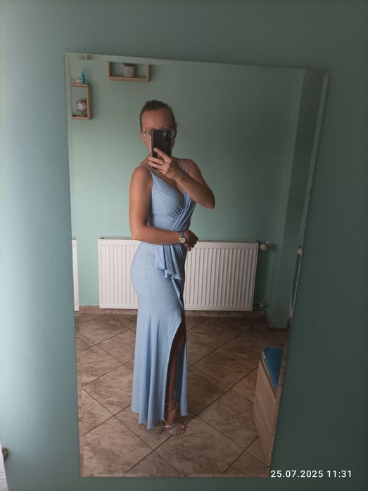 Błękitna suknia wieczorowa