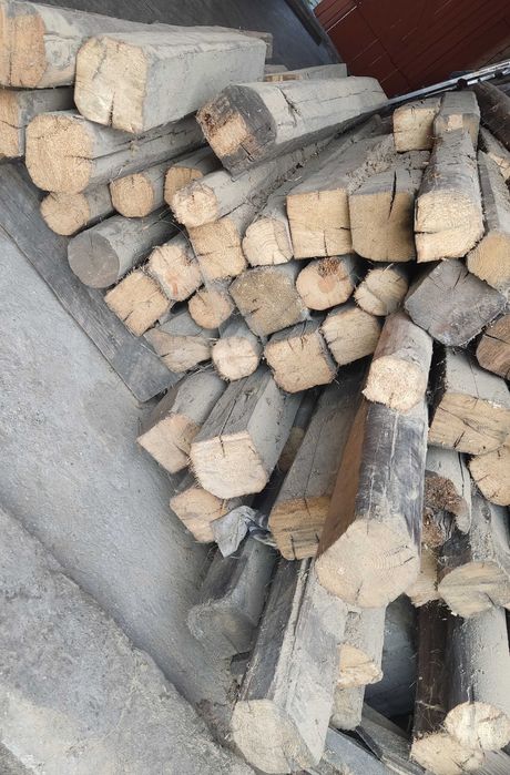 Stare drewniane belki z więźby ponad 70-letniego domu