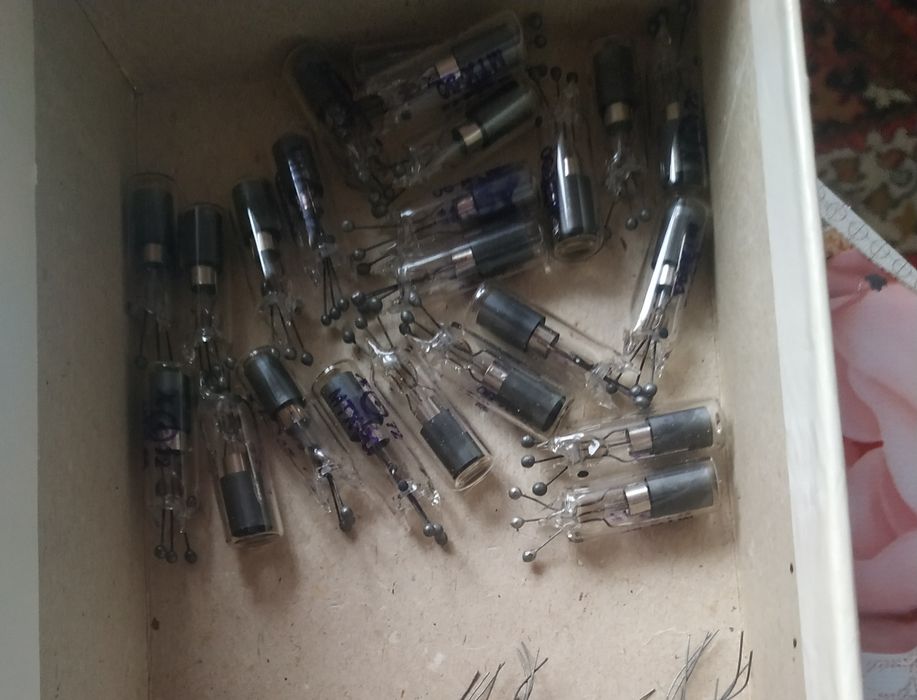 Радіо лампи різних видів.