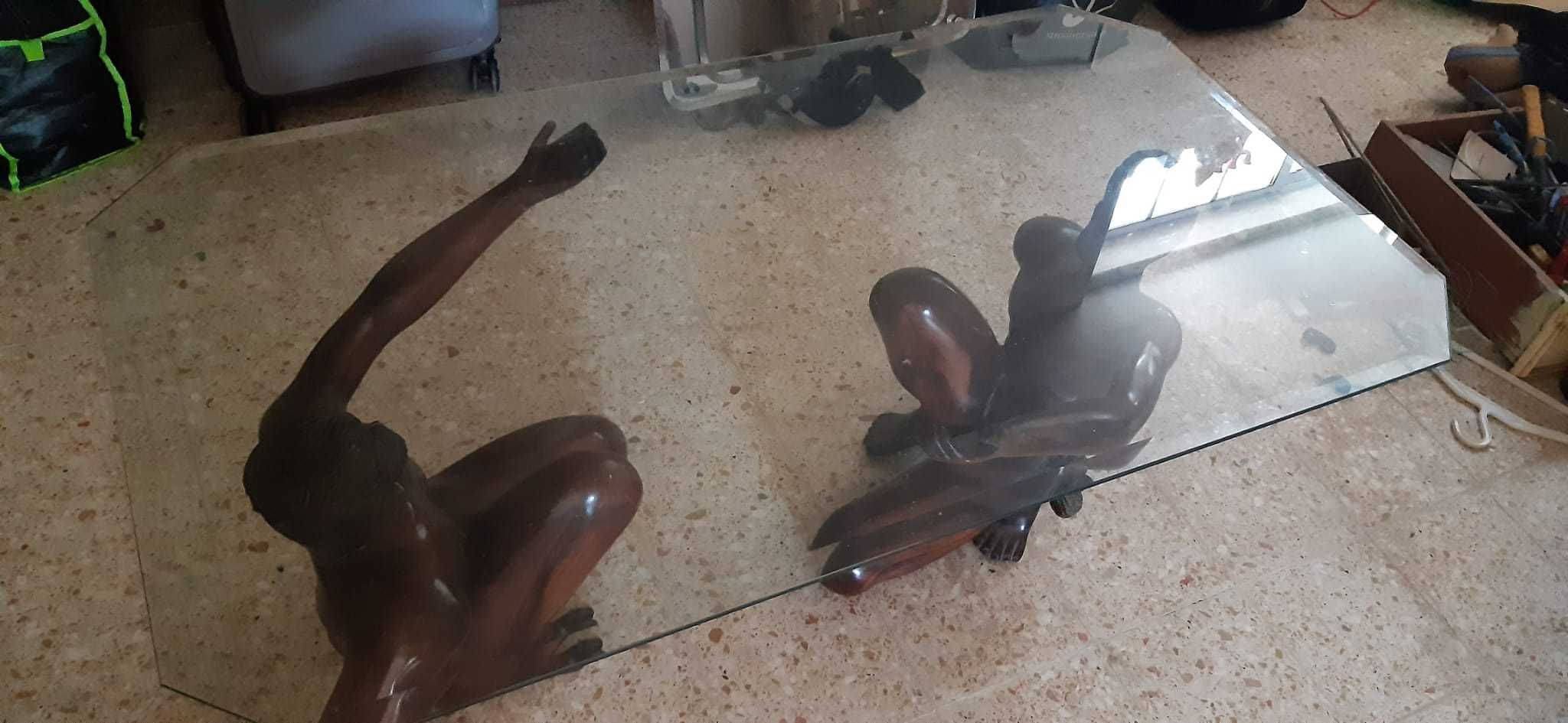 Mesa de Vidro Sustentada por estátuas Masculinas