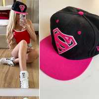 Czarno różowa czapka z daszkiem superwoman New Era Fits