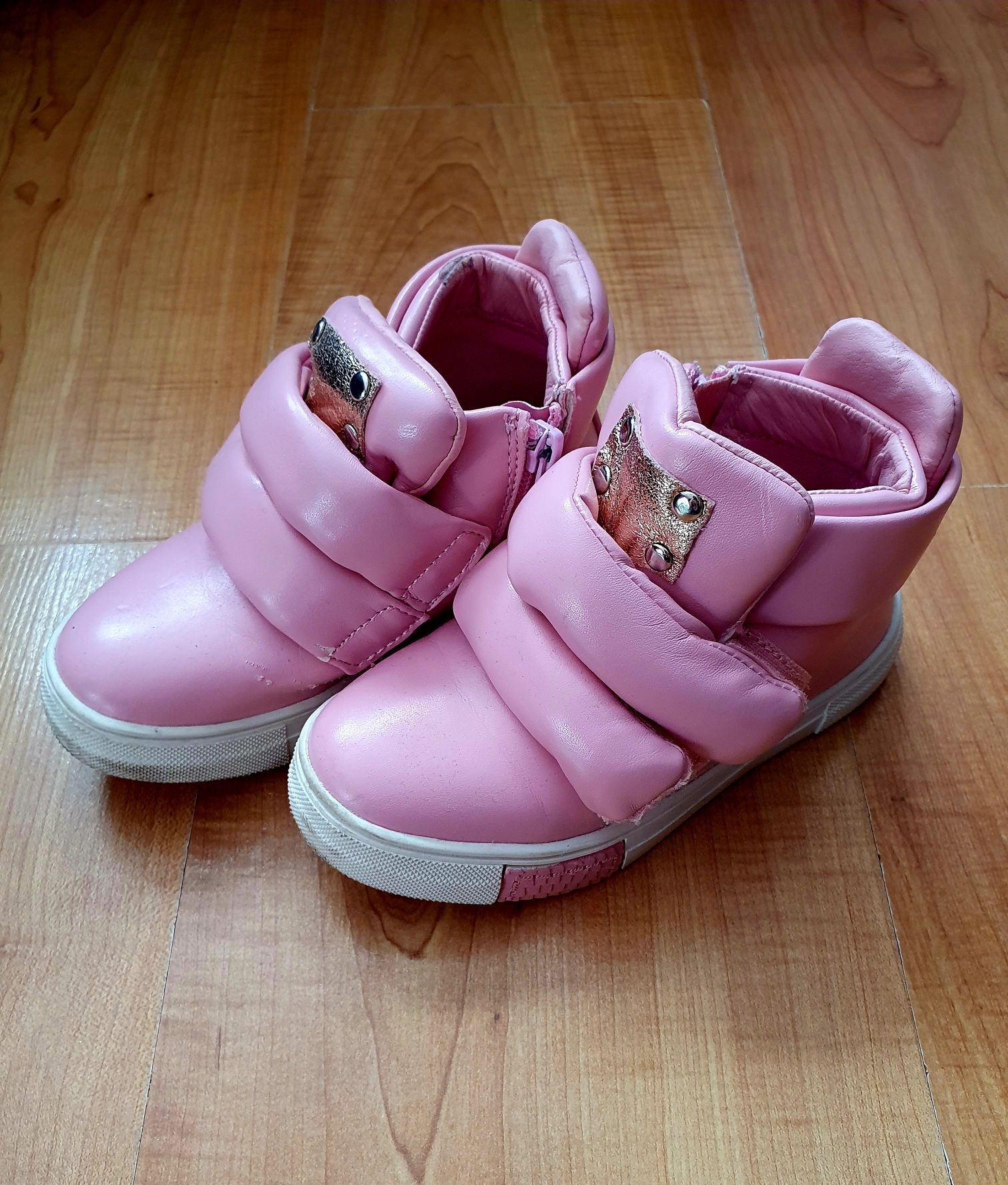 Różowe sneakersy