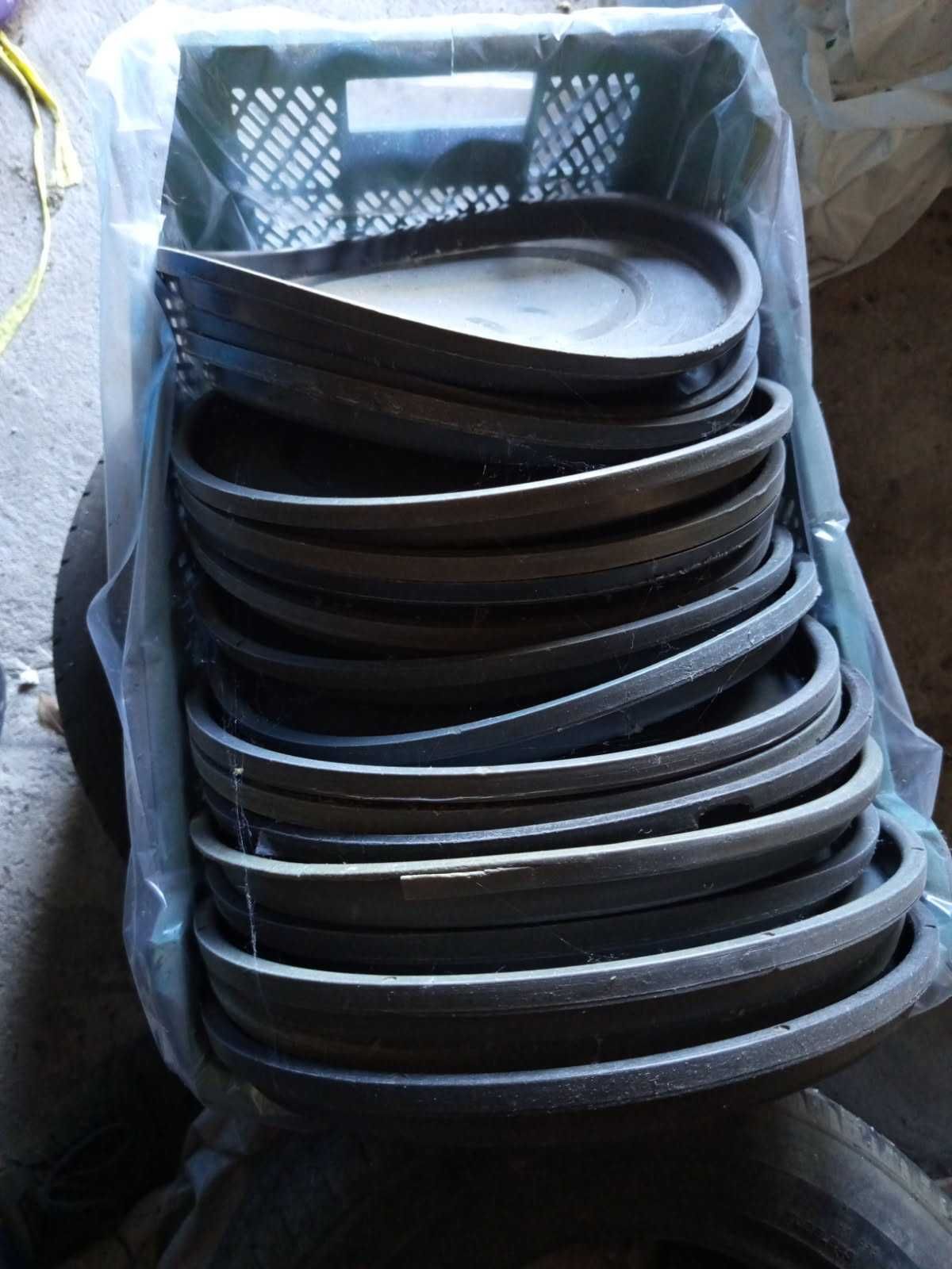 Oddam dużą ilość tworzyw sztucznych - plastików, beczek, skrzynek, itp