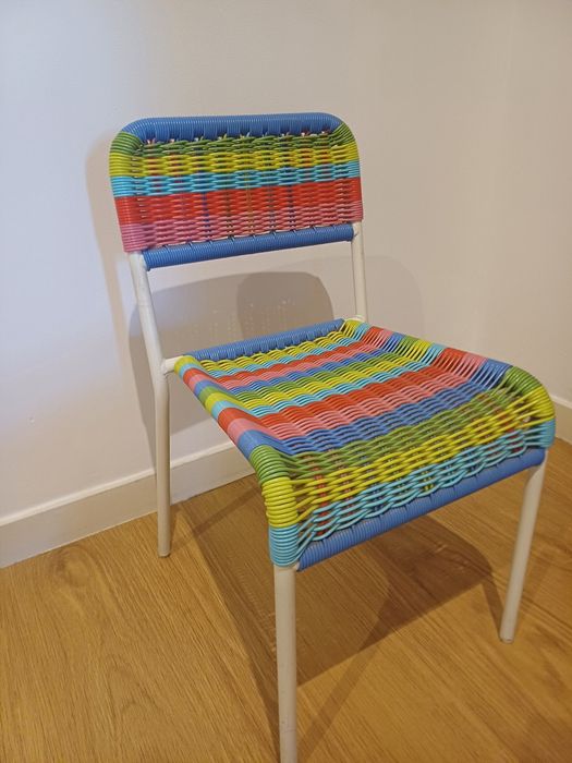 Vendo  mesa e duas cadeiras de criança