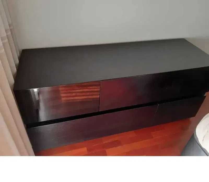 Cómoda em Carvalho Preto – Bom Estado